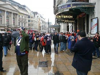 People gathering waiting for fan photo at Piccadilly Circus